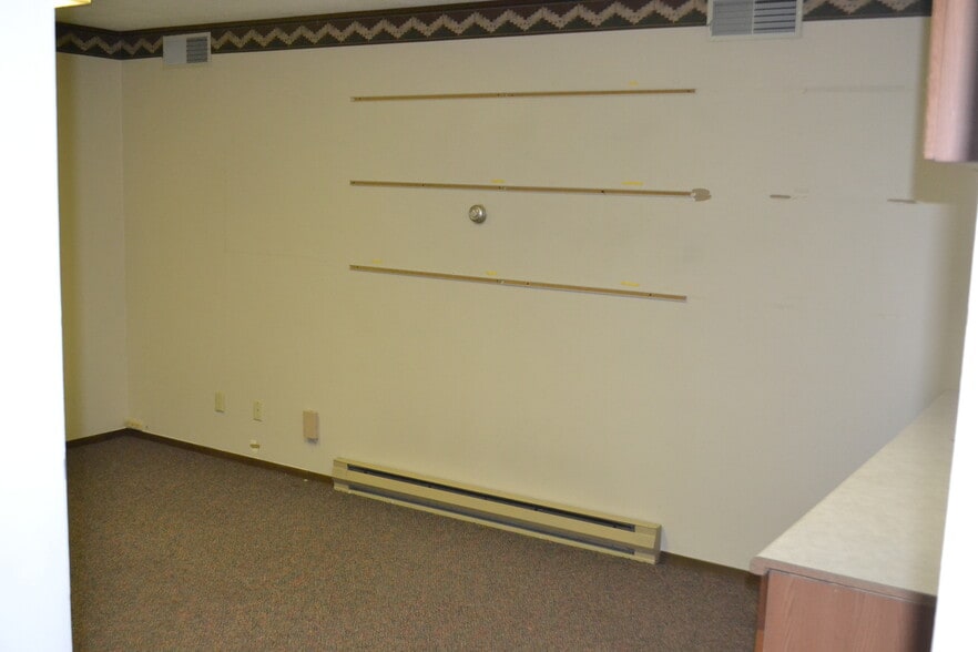 More Photos Of 6002 Saxon Ave, Weston Distribution For Lease