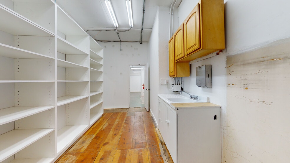 More Photos Of 13031 Montana Ave, Los Angeles Freestanding For Lease