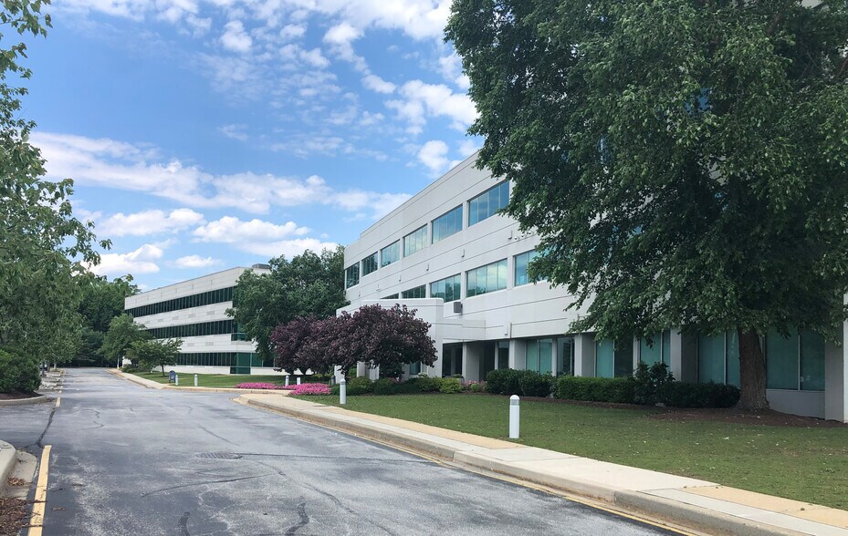 More Photos Of 100 Commerce Dr, Newark Office For Lease