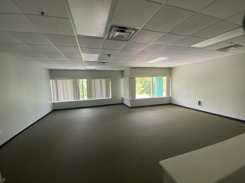 More Photos Of 7575 Kingspointe Pky, Orlando Showroom For Lease