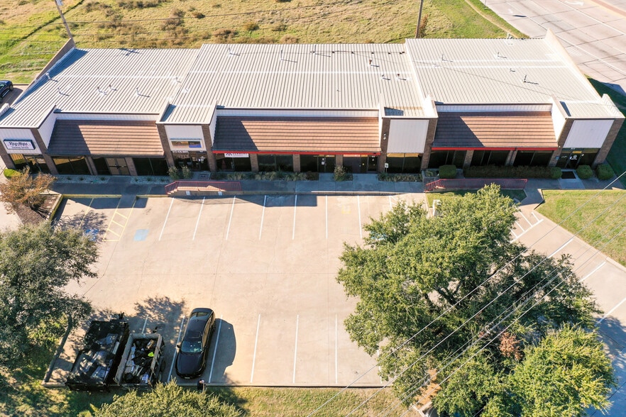 More Photos Of 915-921 N Mill St, Lewisville Office For Sale