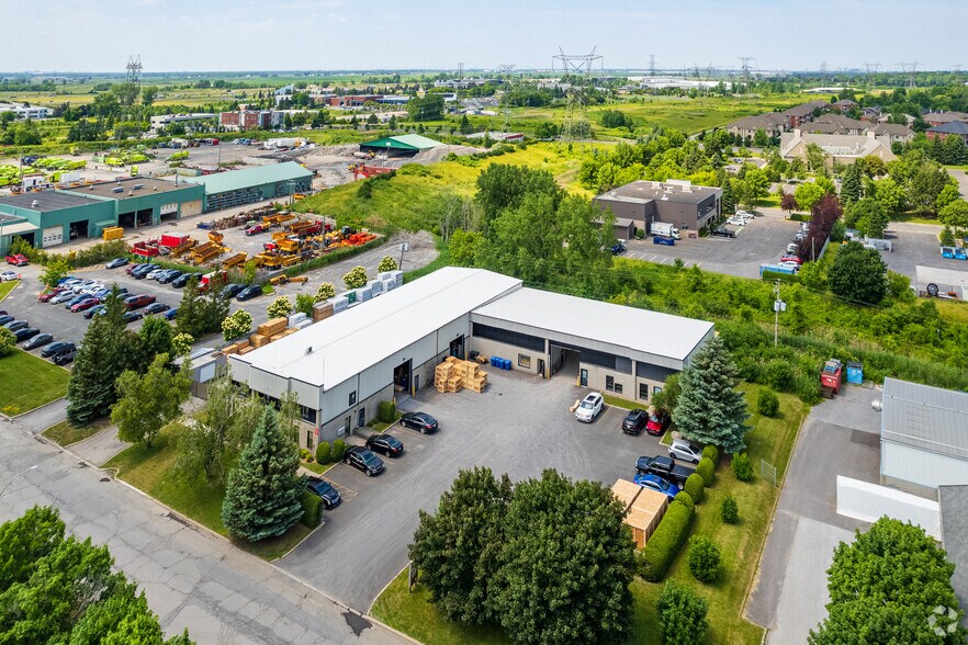 More Photos Of 565 Rue Sagard, St-Bruno-de-Montarville Service For Lease