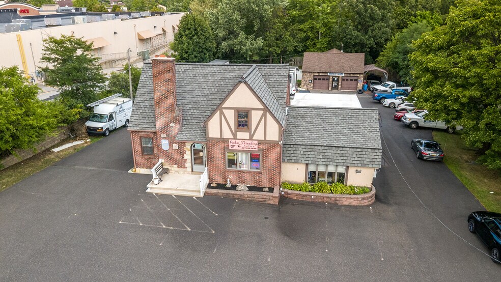 More Photos Of 1454 Bethlehem Pike, North Wales Storefront Retail Office For Lease