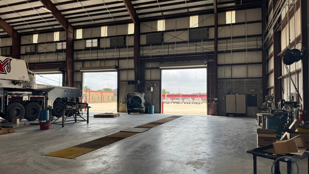 More Photos Of 6327 Thompson Rd, Baytown Truck Terminal For Lease