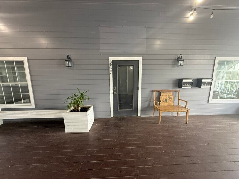 More Photos Of 605 Bradford Ave, Kemah General Retail For Lease