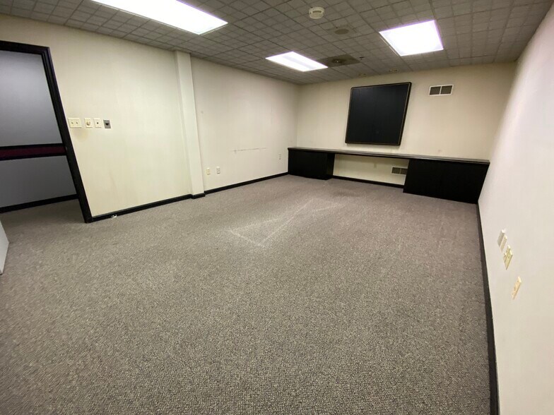 More Photos Of 3040 Industry Dr, Lancaster Flex For Sale