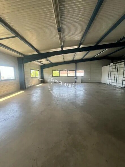 More Photos Of 10 Rue D'Apollo, L'Union Light Distribution For Lease