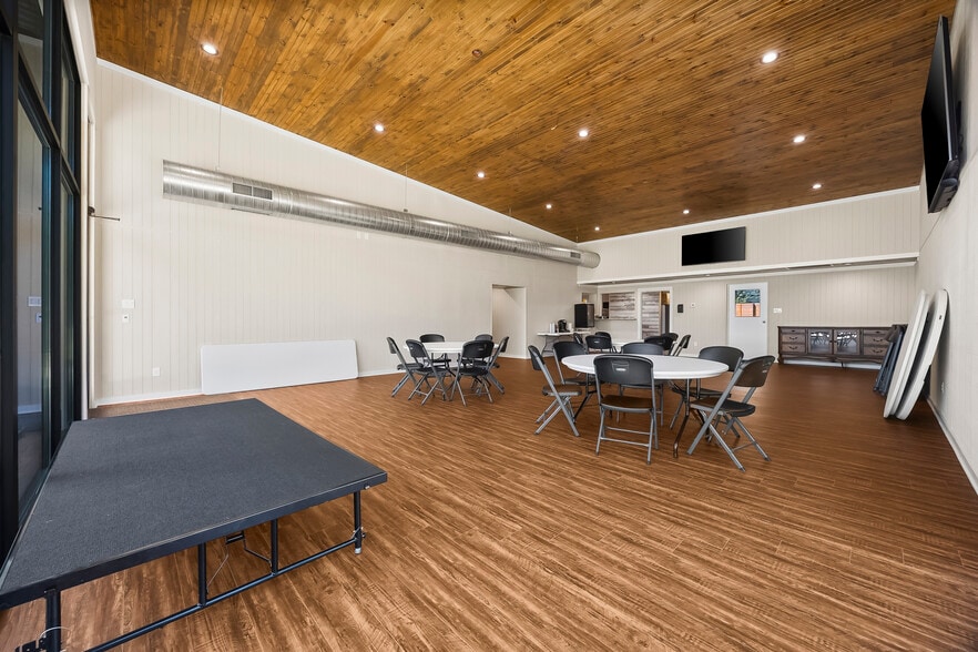 More Photos Of 397 VZ County Road 3611, Edgewood Sports And Entertainment For Sale