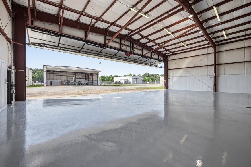 More Photos Of 1131 Memorial Dr, Greenville Airplane Hangar For Lease