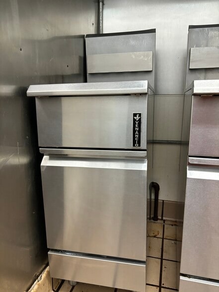 More Photos Of 210 N Lewis Ave, Oglesby Restaurant For Lease