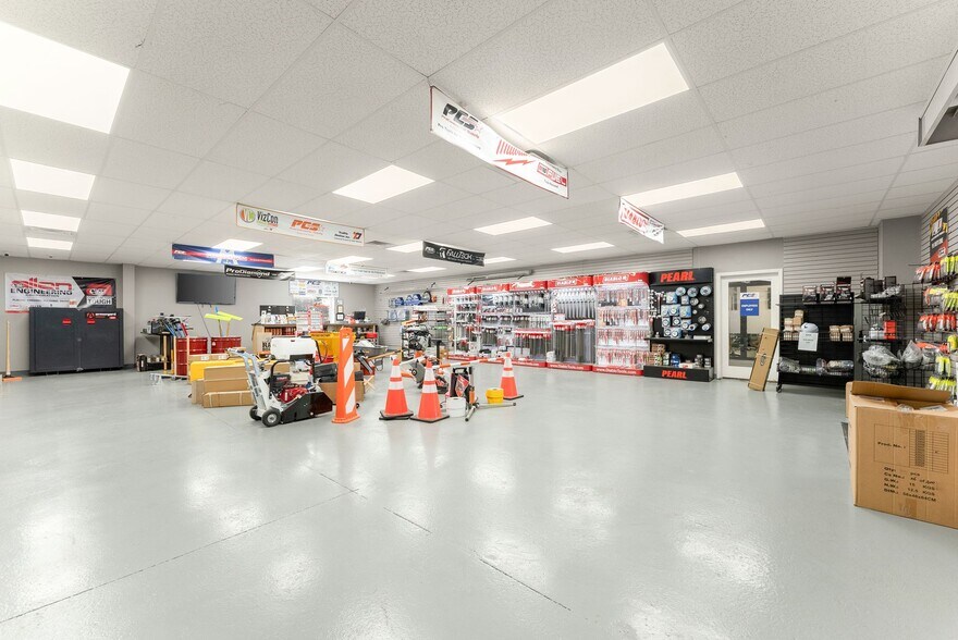 More Photos Of 3917 Old Flowery Branch Rd, Oakwood Flex For Lease