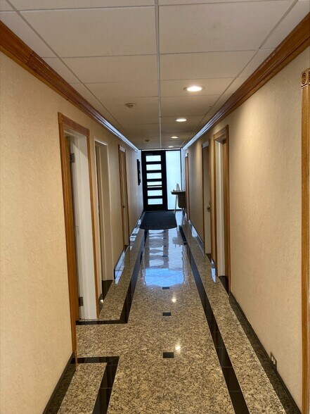 More Photos Of 988 S Adams Rd, Birmingham Office For Lease