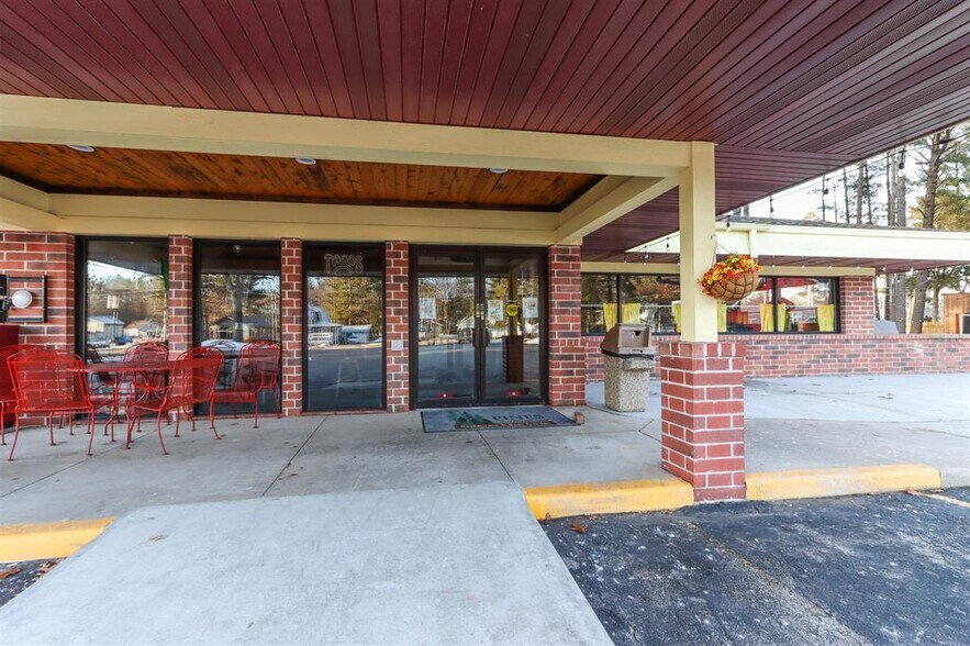 More Photos Of N2717 County Road QQ, Waupaca Restaurant For Sale