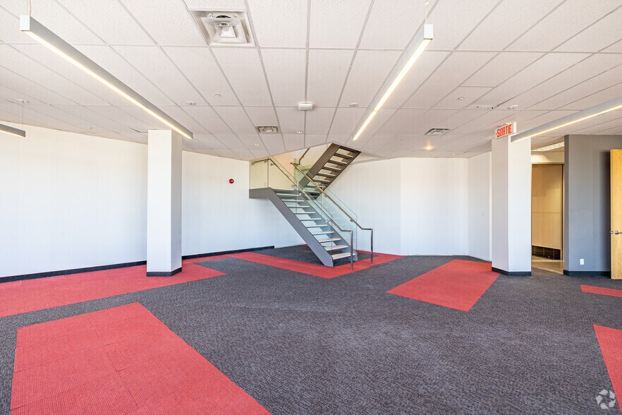 More Photos Of 2250 Boul Alfred-Nobel, Montréal Office For Lease