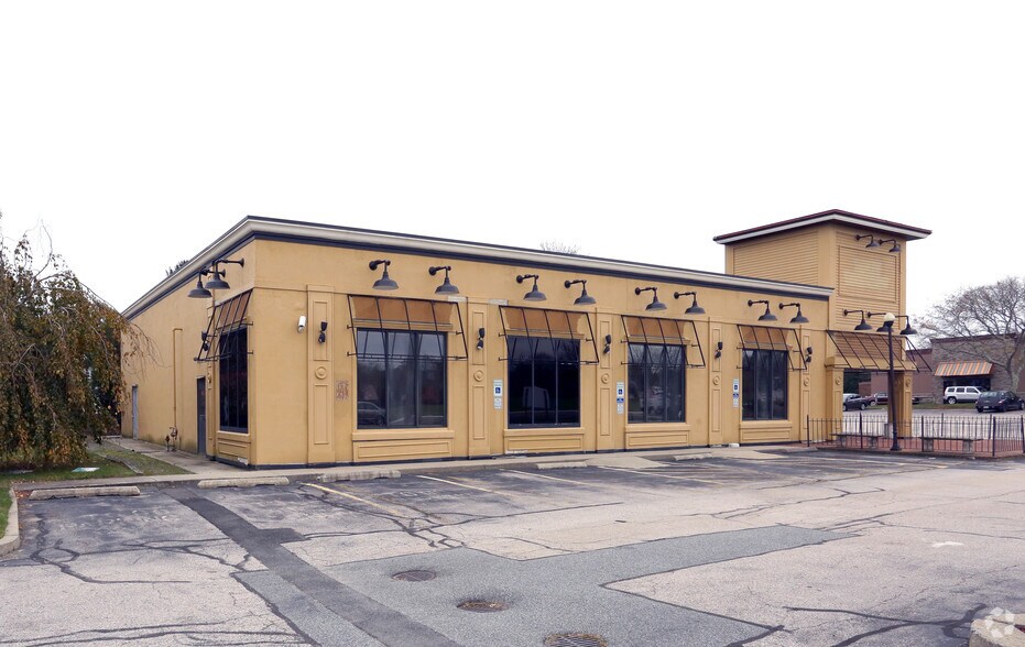 More Photos Of 593 W Main Rd, Middletown Freestanding For Lease