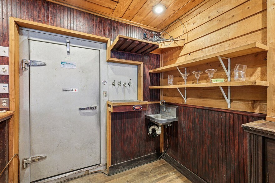 More Photos Of 113 N Main St, Moulton Bar For Sale