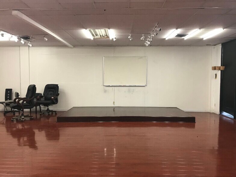 More Photos Of 9720 Town Park, Houston Office For Sale