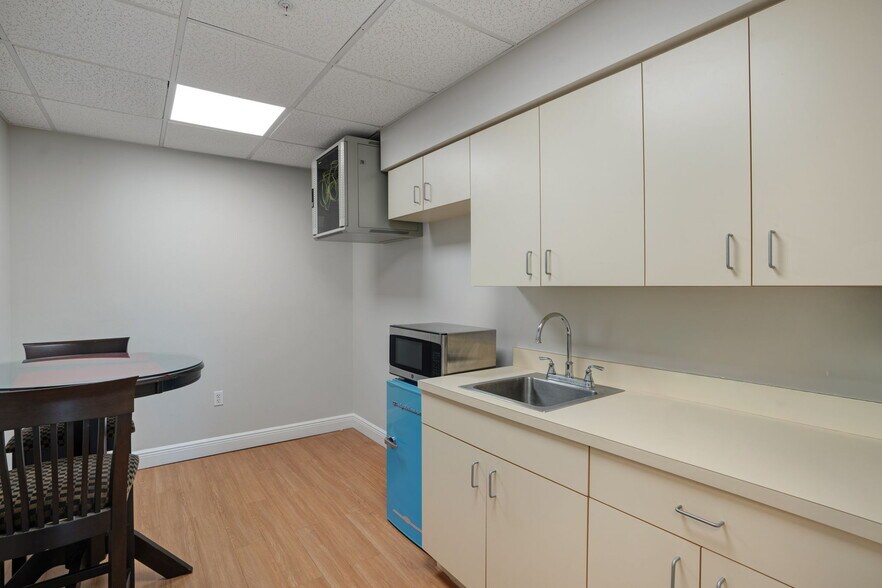 More Photos Of 2639 Fruitville Rd, Sarasota Office For Sale