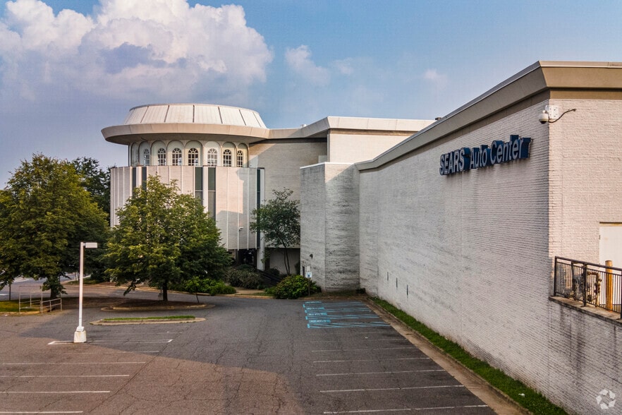 More Photos Of 6211 Leesburg Pike, Falls Church Department Store For Lease