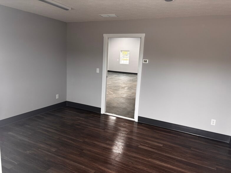 More Photos Of 1401 Amy Ln, Franklin Showroom For Lease