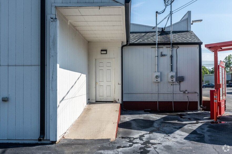 More Photos Of 1112 W Main St, Lebanon General Retail For Sale