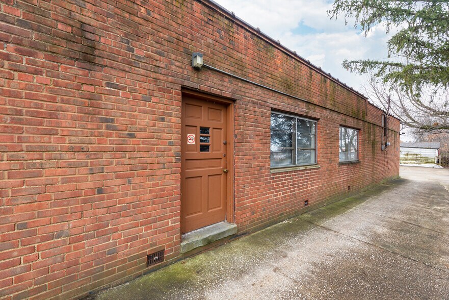 More Photos Of 1962 Warrensville Center Rd, Cleveland Office For Lease