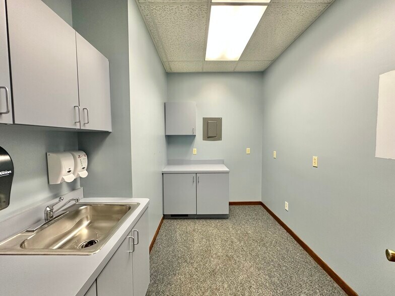 More Photos Of 3445-3449 Ridge Rd, Highland Office For Lease