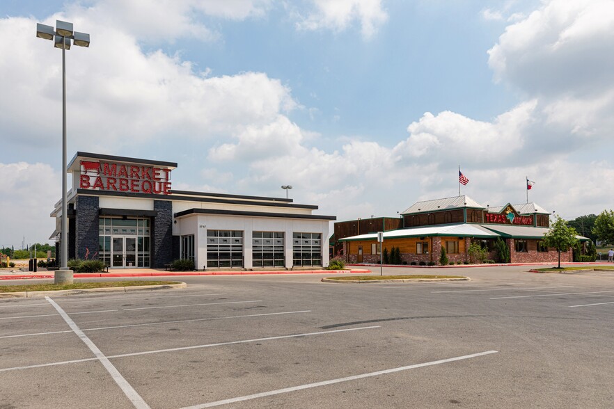 More Photos Of 2515 SE Military Dr, San Antonio General Retail For Sale
