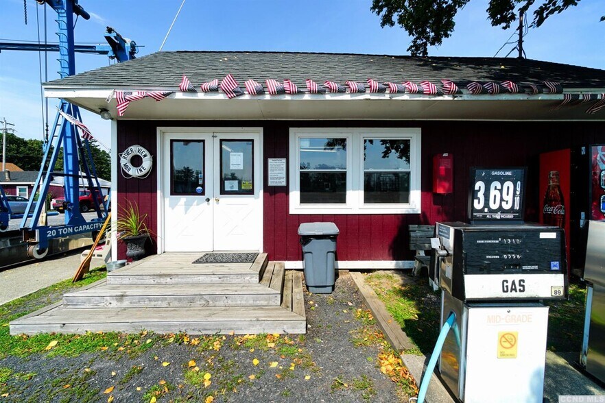 More Photos Of 103 Main St, Catskill Marina For Sale