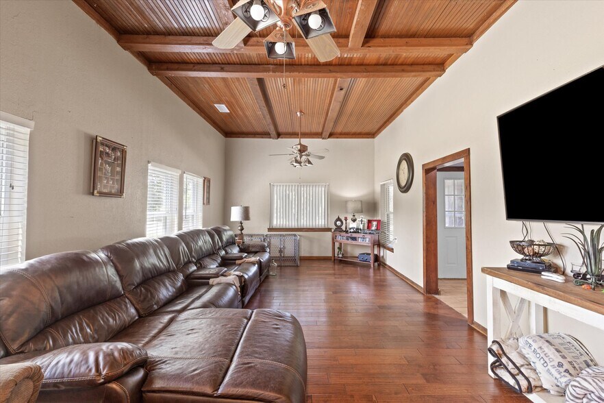 More Photos Of 725 Holmes Dr, Granbury Auto Repair For Sale