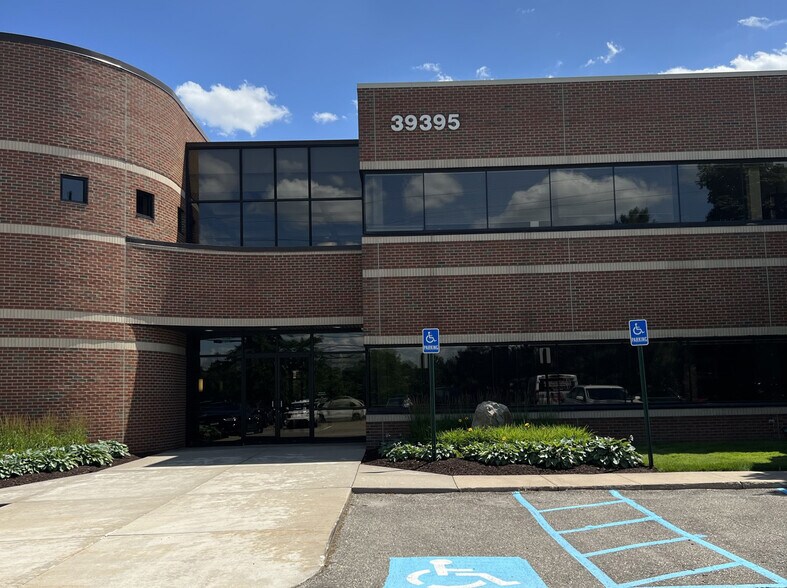 More Photos Of 39395 W 12 Mile Rd, Farmington Hills Serviced Offices For Lease