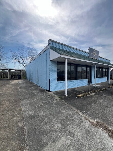 More Photos Of 7606-08 W Judge Perez dr, Arabi Flex For Lease