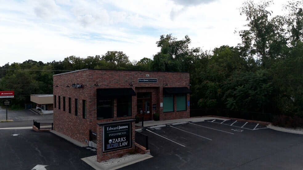 More Photos Of 103 S 3rd St, Ozark Office For Sale