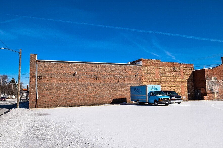More Photos Of 1100 E South Grand Ave, Springfield Office For Sale
