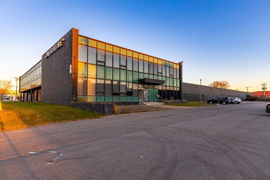 More Photos Of 5950 Ch De La Côte-De-Liesse, Mont-Royal Distribution For Lease