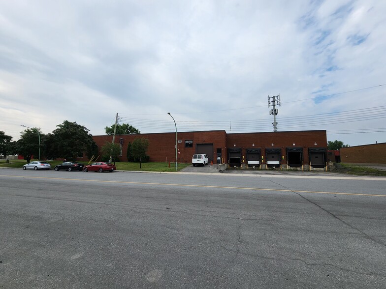 Primary Photo Of 8150 Boul Parkway, Montréal Warehouse For Lease