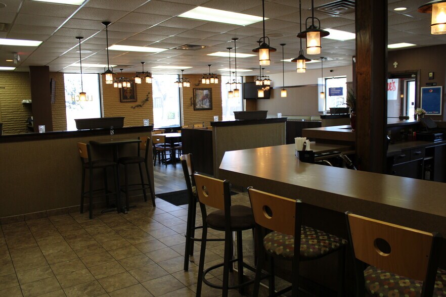 More Photos Of 160 W Scott St, Fond Du Lac General Retail For Sale