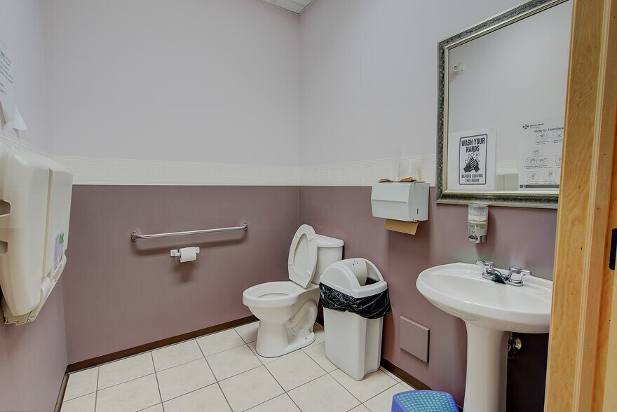More Photos Of 5021 Parkwood Rd, Blackfalds Medical For Sale