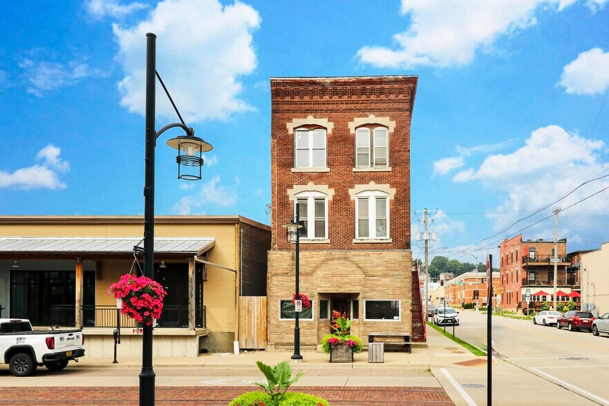 Primary Photo Of 1097 Jackson St, Dubuque General Retail For Sale