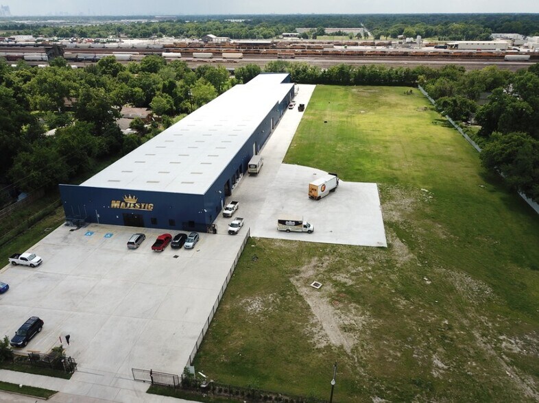 Primary Photo Of 6511 N Wayside Dr, Houston Warehouse For Sale