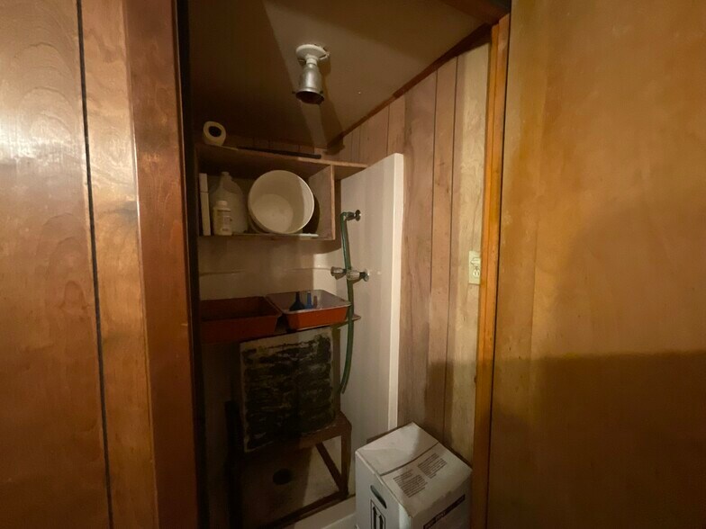 More Photos Of 1310 W Grand Ave, Yoakum Veterinarian Kennel For Sale