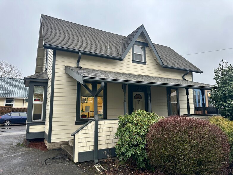 More Photos Of 830 Saginaw St S, Salem Medical For Sale