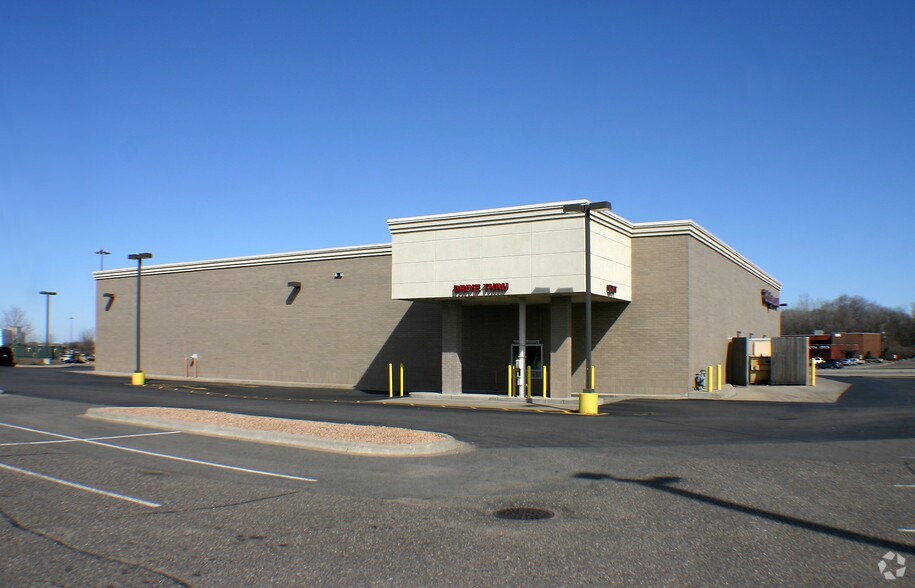 More Photos Of 600 County Road 10 NE, Blaine Drugstore For Lease