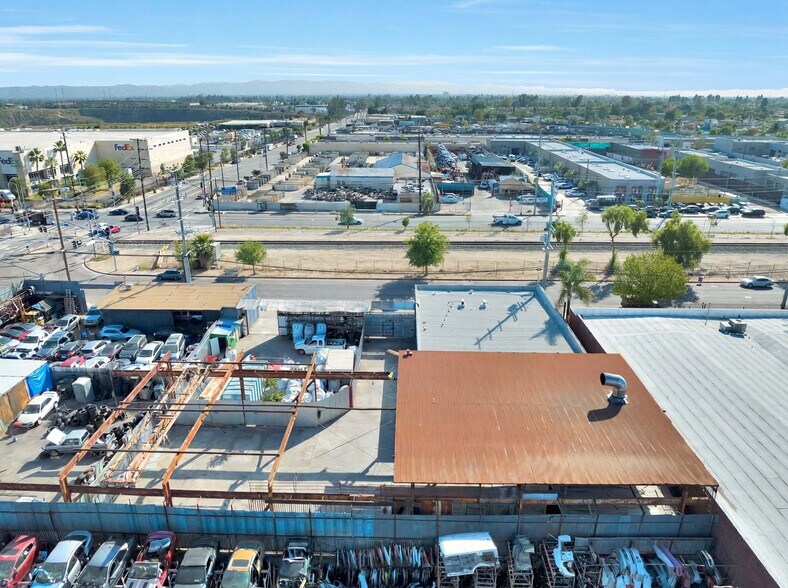 More Photos Of 9800-9820 San Fernando Rd, Pacoima Service For Lease