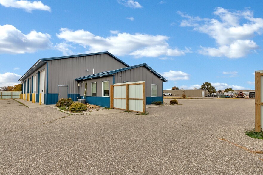 More Photos Of 3507 Dakota St, Alexandria Industrial For Lease