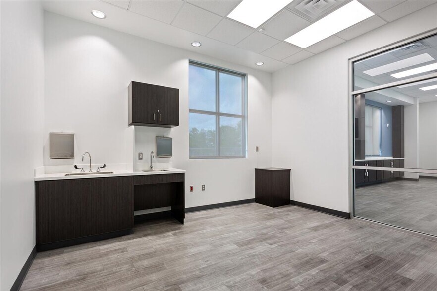 More Photos Of 901 McClintic Dr, Groesbeck Medical For Sale