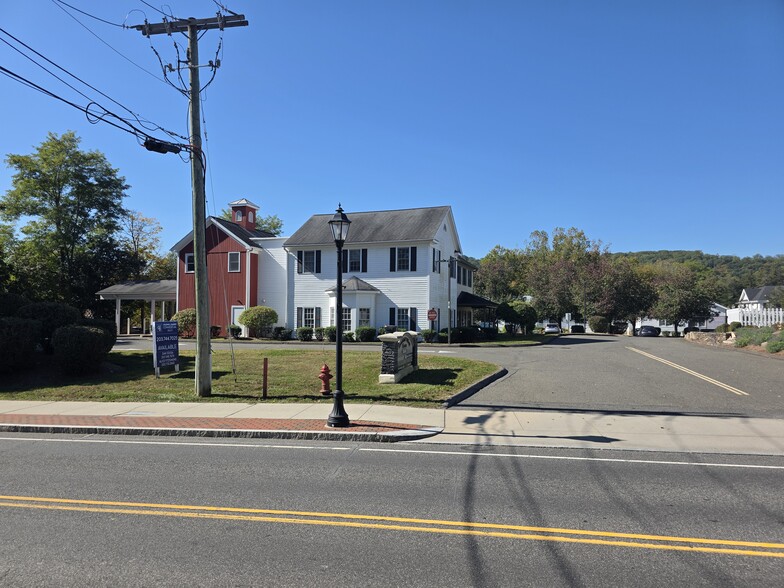 More Photos Of 834 Federal Rd, Brookfield General Retail For Lease