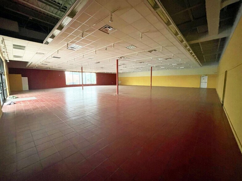 More Photos Of 2908 Knoxville Center Dr, Knoxville Freestanding For Lease