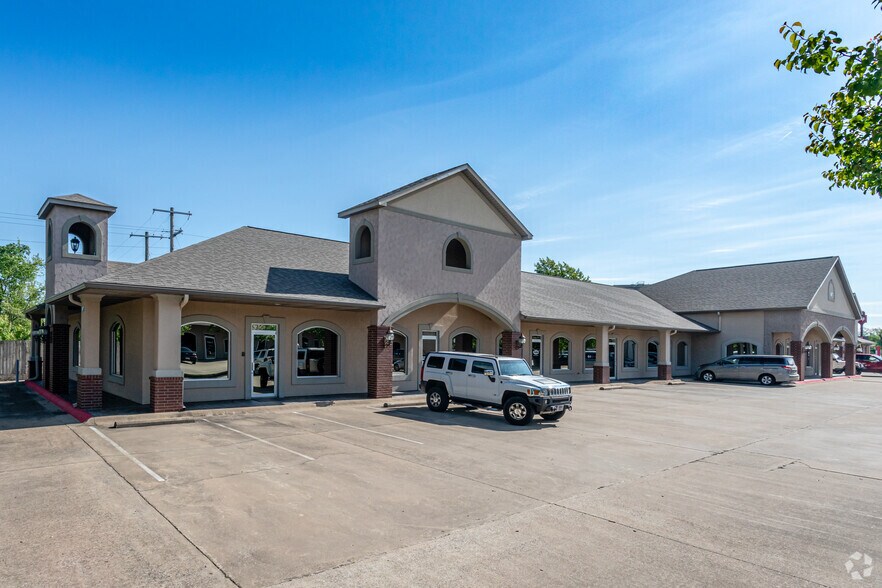 More Photos Of 807 SW I St, Bentonville Office For Lease