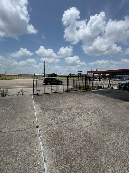More Photos Of 2038 Saratoga Blvd, Corpus Christi Warehouse For Lease